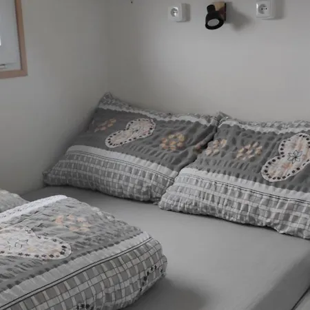 Mobilheim Mezi Vinohrady 度假居 *