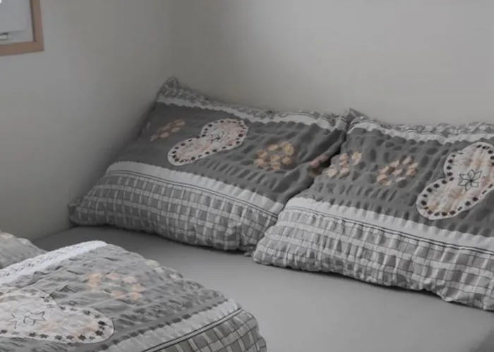 Mobilheim Mezi Vinohrady 度假居 *